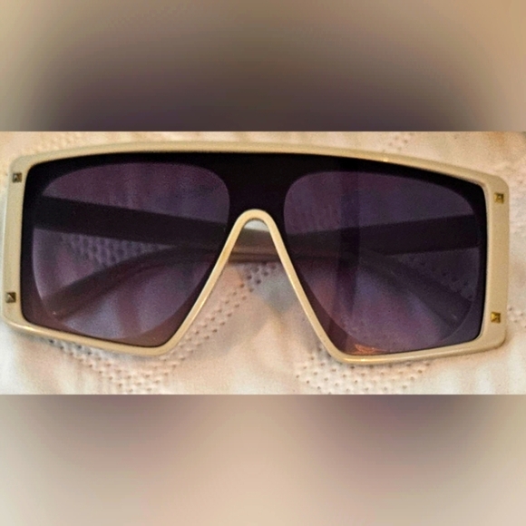 πWomens Oversized Flat Top Taupe Cream Sunglasses π - Picture 1 of 4